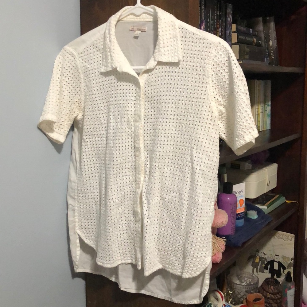 Uber cute White tee with lace front.